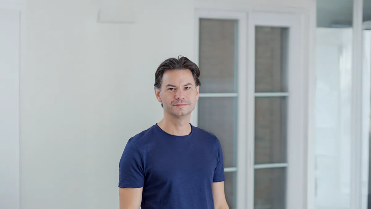 Jürgen Bogner, PR-Porträt im Navy-Shirt vor hellem Hintergrund