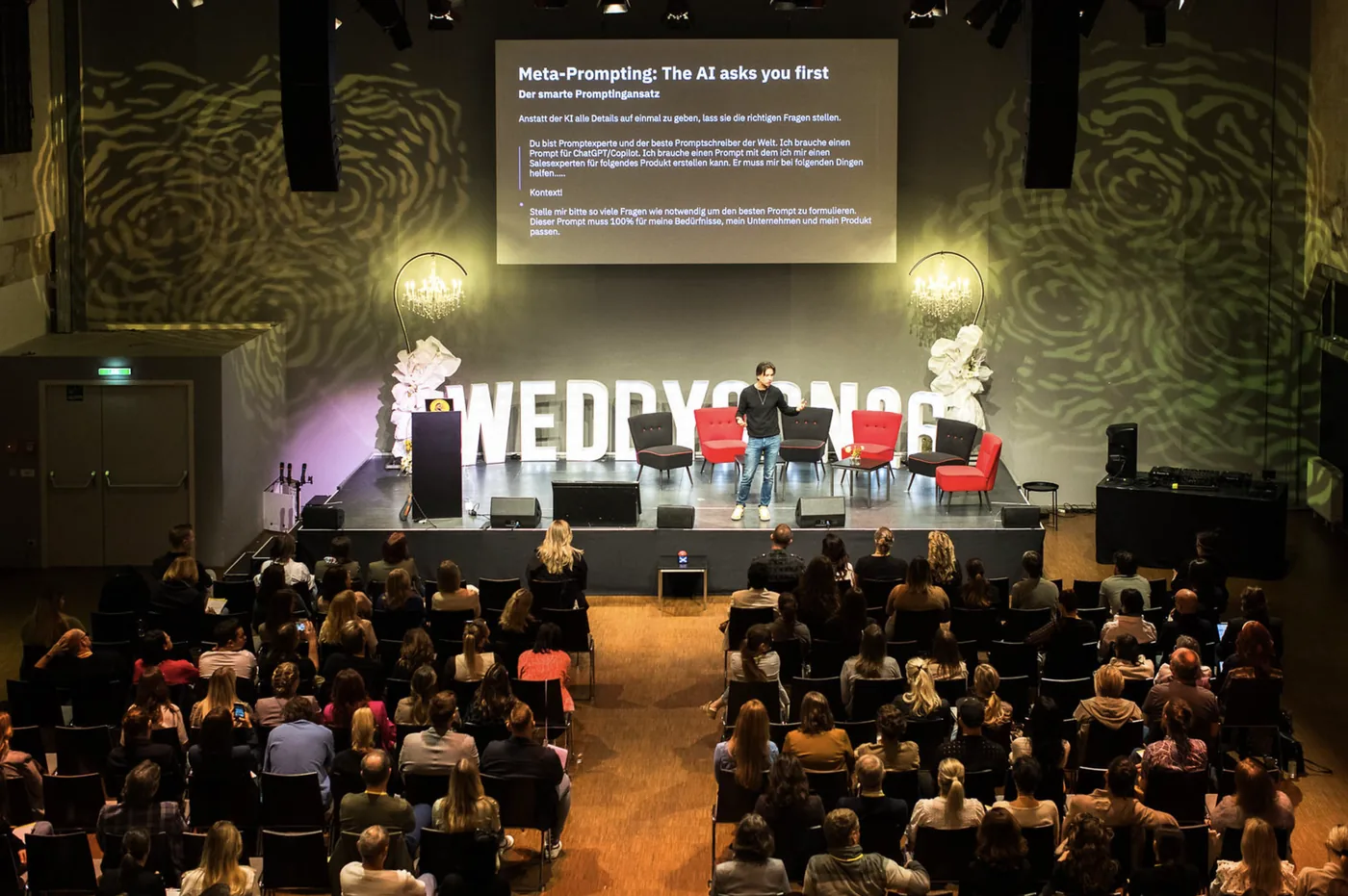 Jürgen Bogner mit Mikrofon auf der Bühne der weeycon