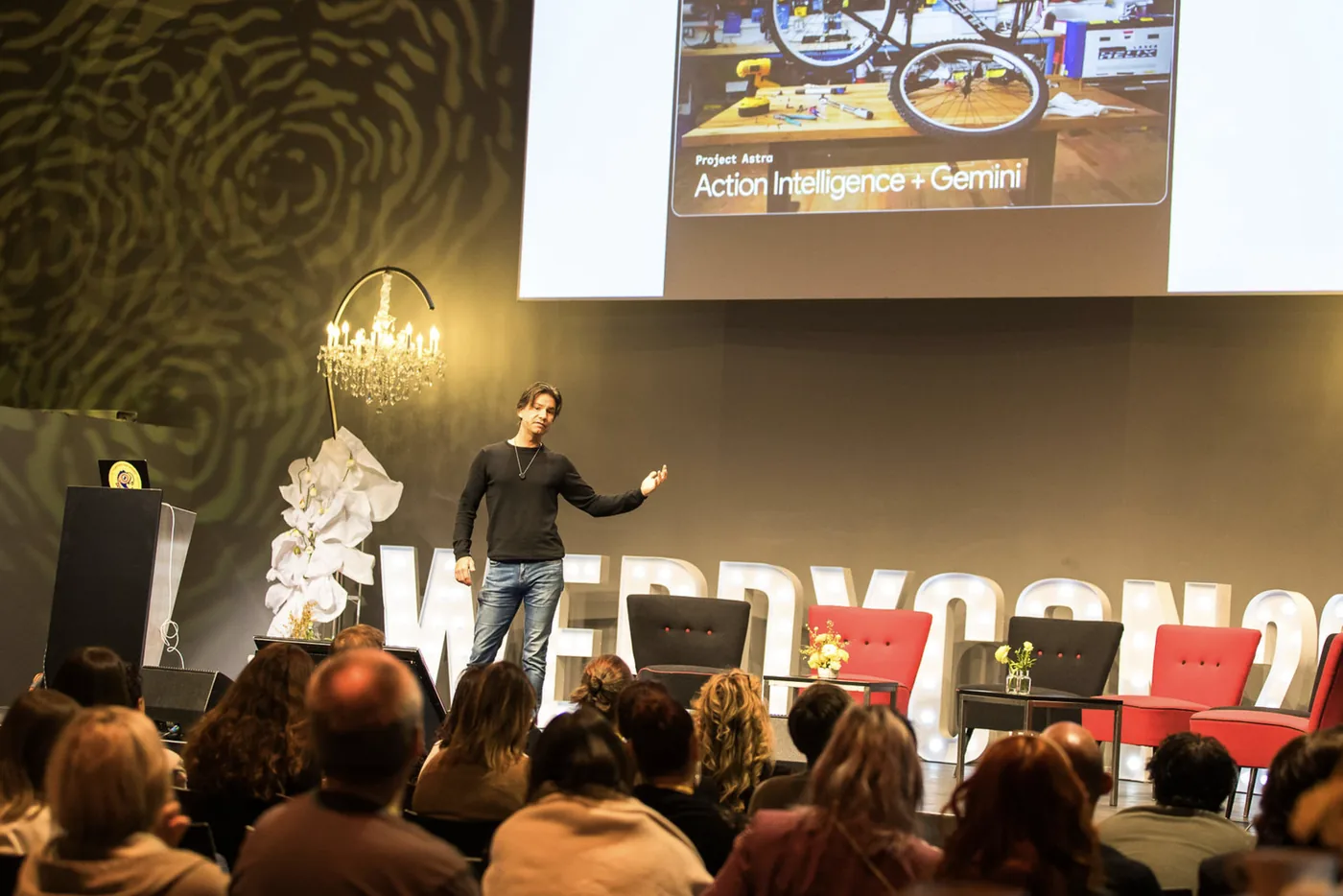 Jürgen Bogner gestikulierend bei einem Vortrag auf der weeycon